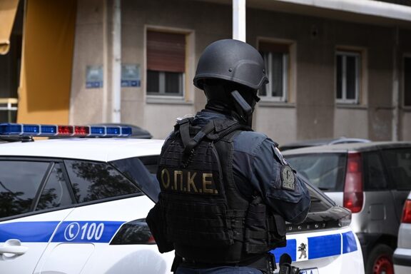 house; Neos Kosmos; police; riot police cordon; security; Αστυνομία; Νέος Κόσμος; ΟΠΚΕ; αστυνομία; αστυνομικός κλοιός; κατοικία; μέτρα ασφαλείας; σπίτι;