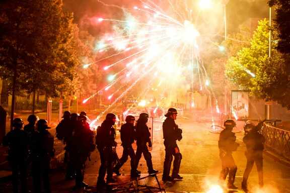 Peut être une image de 11 personnes, feu, feux d’artifice et foule