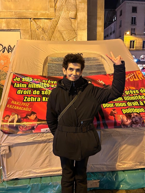 ‎Brandenburg Kapısı ve ‎şunu diyen bir yazı '‎Лb n THue Je suis sulsengrève un grève faim immileeR droit de droitdesel sếj Zehra Κι HAKLIYIZ KAZANACAĞIZ POLIR grève de uIm illimitée pour mon droit à politique BYGRE GREV Sr ,ማብትሔቁ مر_می‎'‎‎ görseli olabilir