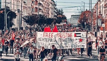 Μπορεί να είναι εικόνα 3 άτομα, πλήθος και κείμενο